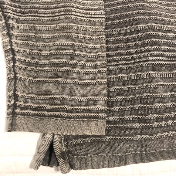 Your pullover upgrade.Made of soft cotton knit with a relaxed look and feel .🖤 - Picture 3 of 3